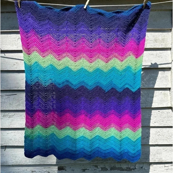 Handmade Chevron Pattern Afghan32”-40 in excellent condition - Picture 1 of 5